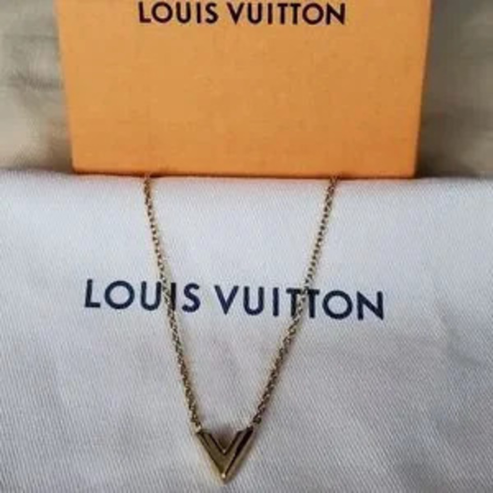 &Louis Vuitton Essential V Necklace
